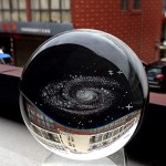 Leijing Boule en Verre Galaxie Boule de Cristal Gravé Intérieur Miniature Sphère Transparente Décorations avec Base carrée et Transparente