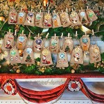 Herefun 24 Pièces Sac Cadeau Noël DIY Sacs à Cordon Calendrier De l'Avent Réutilisable pour Noël Pochette Noël avec Clip en Bois Autocollants Corde de Chanvre